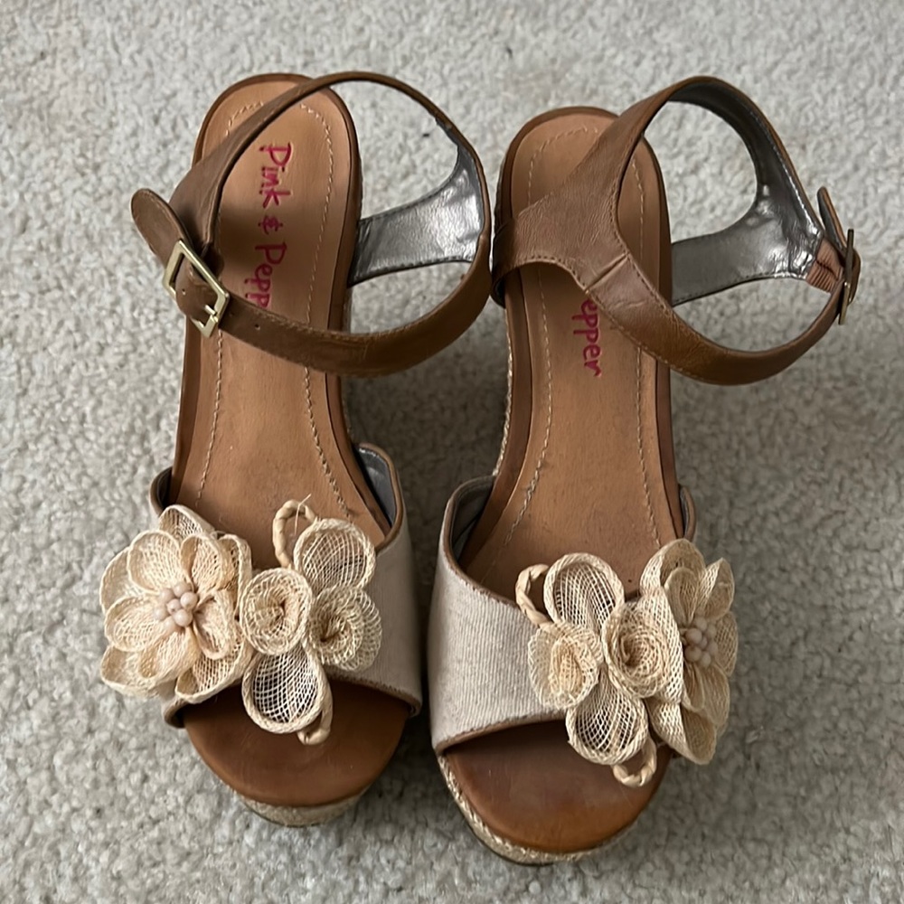 Wedge sandals w flower